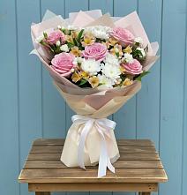 Букет цветов из:  Гвоздики, Орхидеи и Розы в Шараповой Охоте