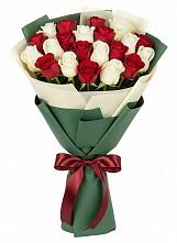 Букет Микс из красных и белых роз в Шараповой Охоте