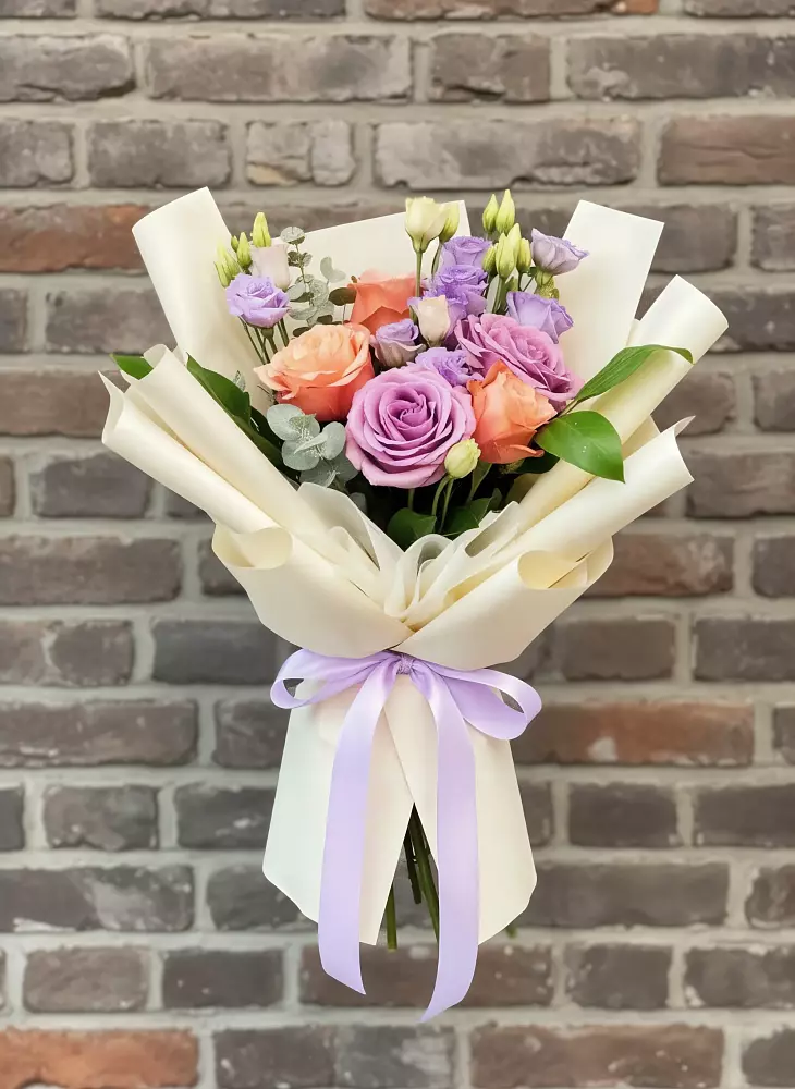 Букет цветов из: Лизиантусы и Розы в Шараповой Охоте