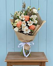 Букет цветов из:  Альстромерии, Лизиантусы, Розы и Хризантемы в Шараповой Охоте