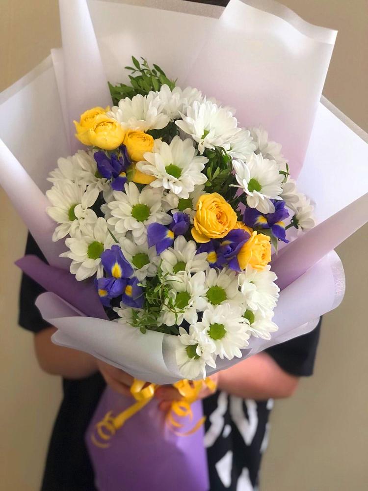 Букет цветов из: Ирисы, Хризантемы и Розы в Шараповой Охоте