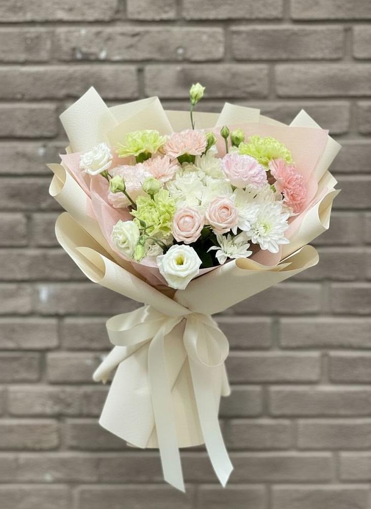 Букет цветов из: Гвоздики, Розы, Лизиантусы и Хризантемы в Шараповой Охоте