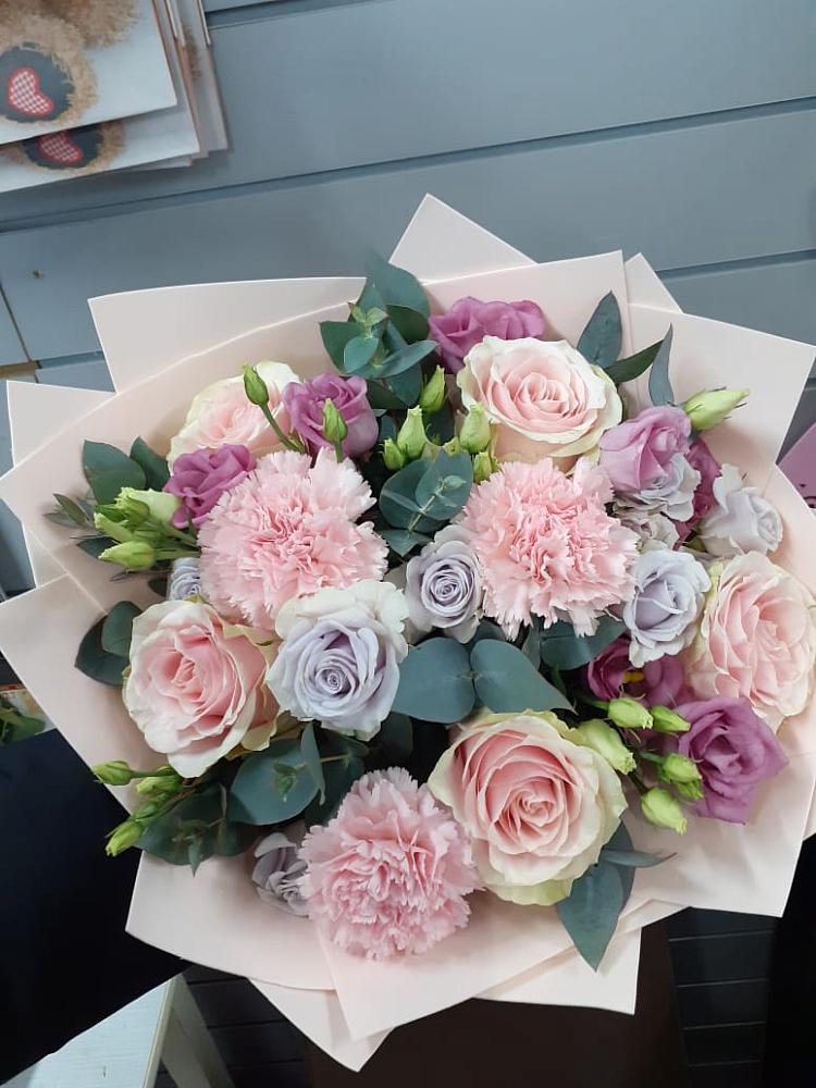 Букет цветов из: Розы, Гвоздики и Лизиантусы в Шараповой Охоте