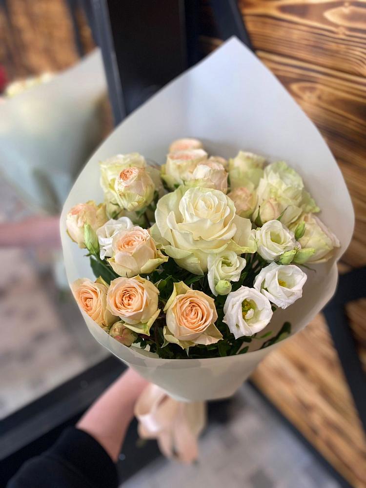 Букет цветов из: Розы и Лизиантусы в Шараповой Охоте